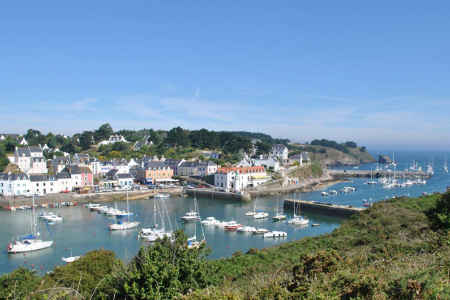 Ria abritant un port à Belle Ile